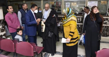 محافظ مطروح يتفقد المركز التكنولوجى لخدمة المواطنين ويطالب بتسهيل الإجراءات