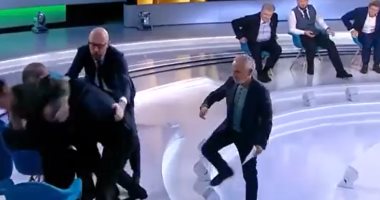 شجار عنيف داخل استوديو برنامج تليفزيونى بسبب الأزمة الأوكرانية.. فيديو