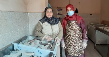 الرزق الحلال مافيش أحسن منه.. "أحلام" بنت الشرقية مؤهل عال وتبيع السمك فى الأسواق منذ 10 سنوات لمساعدة زوجها.. فتحت مشروعا وتقدم الأسماك بأشكال مختلفة.. وهتقول لك "إزاى تعمل مشروع مربح بطريقة صحيحة"