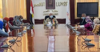 محافظ الأقصر يلتقى مكلفات الخدمة العامة لتوزيعهن على الإدارات بالمحافظة.. صور