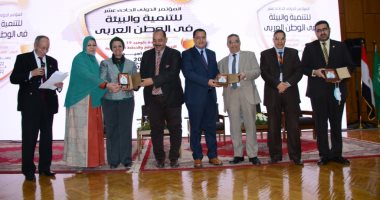 فوز كليات الصيدلة والزراعة والتربية بجامعة أسيوط بدروع كأس التميز البيئى