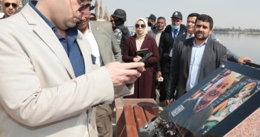محافظ بنى سويف يستخدم تليفونه الشخصى للتأكد من تفعيل باركود شخصيات ممشى العظماء