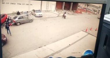 كان بينه وبين الموت لحظة.. كواليس دهس سيارة لشاب بمنطقة النزهة.. بث مباشر