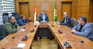 محافظ الدقهلية يناقش عقبات رصف الطرق بحضور مسئولى الشركات المنفذة