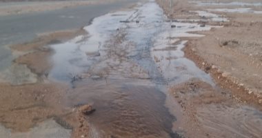 استجابة لـ"اليوم السابع".. بدء إصلاح ماسورة مياه المنطقة الصناعية بغرب طهطا "صور"