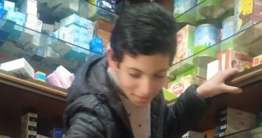 معاذ بيشتغل فى صيدلية بعد المدرسة علشان يصرف على نفسه.. و"نفسه يطلع طبيب".. فيديو