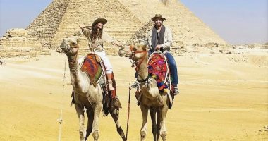 جيرارد بتلر يتمايل على الأغانى المصرية ويستمتع بزيارة الأهرامات "فيديو وصور"