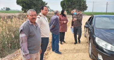 حياة كريمة بأسيوط.. نائب المحافظ يتابع تنفيذ أعمال الرصف بقرى مركز القوصية