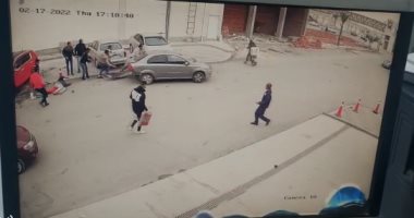 سيارة ملاكى ترجع للخلف بسرعة عالية وتدهس مواطنا فى النزهة ويهرب سائقها