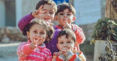 4 خطوات لتعليم طفلك الحديث الذاتى الإيجابى.. حاوريه وامنحيه التقدير