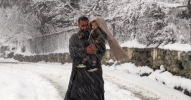 تساقط الثلوج يفسد الحياة فى كشمير.. إلغاء رحلات وغلق شوارع وتوقف حركة السيارات