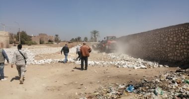 إزالة حالات تعد على خط تنظيم الطريق بمنطقة شرق السكة الحديد فى الأقصر