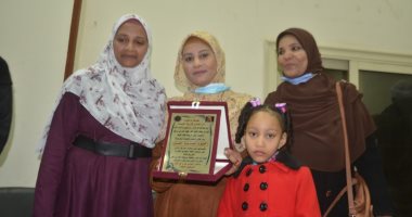 صوت من السماء.. خلود البرسى تحصد المركز الأول على مستوى محافظة الأقصر فى حفظ القرآن الكريم بمسابقة العديسى.. تفوقت على 5 آلاف شاب وفتاة.. وأهالى قريتها ينظمون احتفالية لتكريمها.. صور وفيديو