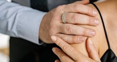7 طرق مختلفة لإدخال السعادة على قلب زوجتك.. عشان تكسر روتين حياتكم اليومى