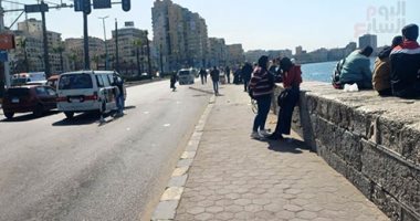 "مشى وصيد سمك".. أهل الإسكندرية يا أهل المزاج العالى والجو المثالى.. عادات الإسكندرانية بعد اعتدال الطقس.. الآيس كريم فى الشتاء أبرز الطقوس..  والكورنيش يتزين لاستقبال رواده بـ"الحناطير".. فيديو وصور