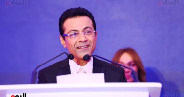 سفير لندن بالقاهرة يقدم جوائز لخريجى التعليم البريطانى.. وسعيد محفوظ من الفائزين