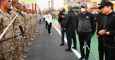 الرئيس السيسى يتفقد مقر الكلية الحربية فجرا ويتجول بشوارع القاهرة.. صور
