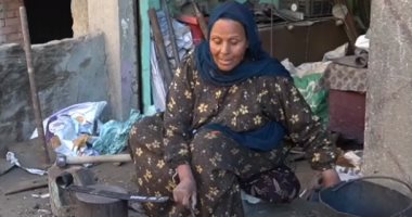 الحاجة صباح فى الـ60 الحديد فى إيدها بيلين.. شاهد حكاية أقدم عاملة حدادة بالمنوفية