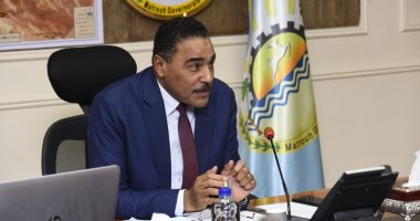محافظ مطروح يناقش إجراءات تحديد مواقع انتظار المركبات داخل المدن.. صور