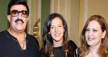 دنيا سمير غانم ترتدى سلسلة عليها اسمى والديها الراحلين.. وتعلق: "جوه قلبى"
