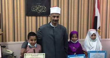 رئيس منطقة الإسكندرية الأزهرية يكرم الطلاب المتفوقين فى الأنشطة الفنية