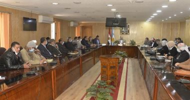 محافظ أسيوط يناقش تفعيل التعاون بين المشاركة المجتمعية وبعض الجمعيات بقرى حياة كريمة