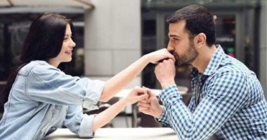 6 قواعد إتيكيت منسية على الزوج اتباعها مع زوجته.. "أهم من شد الكرسي"