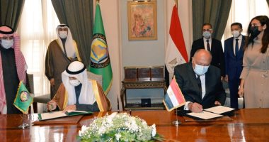 سامح شكرى يوقع مذكرة تفاهم حول التشاور السياسي مع أمين مجلس التعاون الخليجى