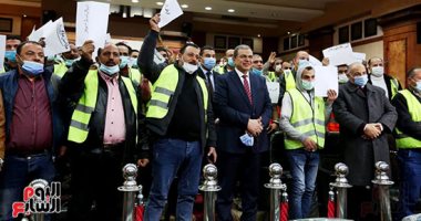 القوى العاملة تسلم وثائق التأمين التكافلى لمجموعة من العمالة غير المنتظمة.. سعفان: نسعى للتأمين على العمال بكافة الشركات قبل مطلع مارس.. و"القوى العاملة بالقاهرة" تصرف منحة لـ 64 ألف عامل بقيمة 112 مليون جنيه