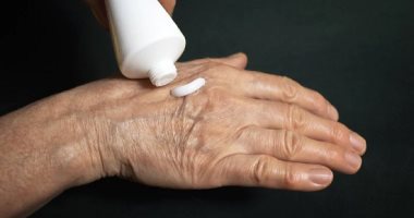 وصفات طبيعية للتخلص من تجاعيد اليدين فى المنزل.. عشان تكونى واثقة من نفسك