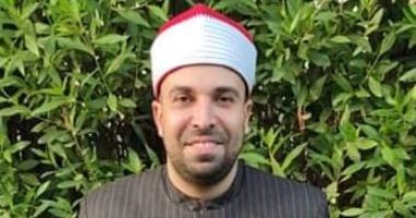 طبيب بشرى بدرجة قارئ.. أحمد عبد الحكيم صوت ملائكى يطرب الآذان بتلاوات من الذكر الحكيم.. أوفدته وزارة الأوقاف لإحياء ليالى رمضان فى كندا وأمريكا والبرازيل.. ويقدم شرحا لمتون القراءات والتجويد على مواقع التواصل