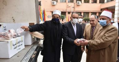 محافظ الشرقية يشهد توزيع 2 طن لحوم على الأسر الأولى بالرعاية