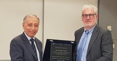 رئيس الهجرة الدولية فى مصر يسلم الدكتور إبراهيم عوض إحدى جوائز "أصدقاء المهاجرين"