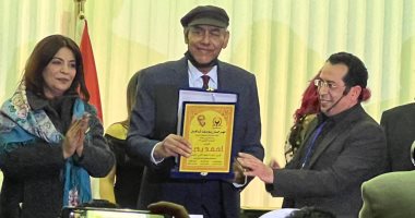 أحمد بدير عقب تكريمه بمهرجان يوسف شاهين: بدأت مشواري معه 