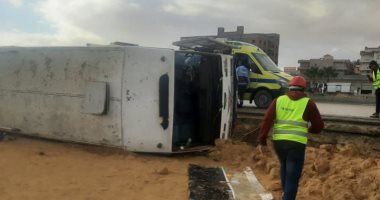 تفاصيل إصابة 18 شخصا إثر انقلاب أتوبيس بالساحل الشمالى.. لايف