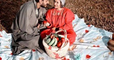 على الأصل دور.. فوتوسيشن لعروسين على الطريقة الريفية وسط الغيطان