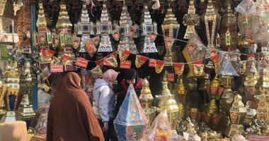 المنصورة تتلألأ بفوانيس رمضان.. خيامية وخشب وخيش.. والصاج العربى يتربع على عرش الفوانيس لجمال تصميماته.. وشراؤه له مذاق خاص ويتراوح سعره من 20 إلى 2000 جنيه.. وطبلة المسحراتى بـ20 وطبلية رمضان بـ150 جنيها.. صور
