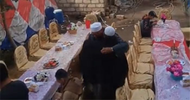 أفراح المنيا شكل تانى.. الفرح شغال 24 ساعة وموائد الطعام مالية البلد لنص الليل.. والد العريس يبدأ تجهيز رأس الماشية وتكون الدعوة عامة لكل الأهالى.. والبسكويت والحنة أبرز العادات.. والختام ليلة قرآن.. فيديو وصور
