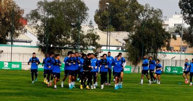 تحية متبادلة بين لاعبي الزمالك والوداد قبل مواجهة اليوم