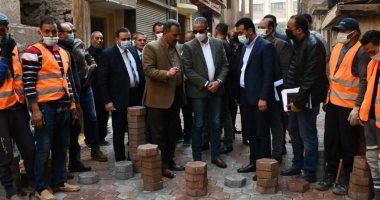 مشروعات خدمية وتنموية متعددة بالفيوم.. خطة لتغطية 60 ألف متر بالإنترلوك بـ18 مليون جنيه.. المحافظ يناقش احتياجات الأهالى لإدراجها بـ"حياة كريمة".. ويؤكد: تنفيذ مشروعات البنية الأساسية يشعر المواطن بجودة الخدمات