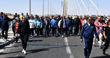 وزير الرياضة ومحافظو أسوان والوادى الجديد ومطروح يقودون ماراثون مشى بكوبري أسوان الجديدة