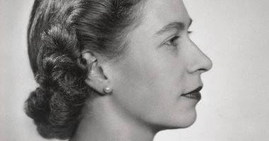 صور من 70 سنة.. الملكة إليزابيث فى أول جلسة تصوير رسمية بعد جلوسها على العرش