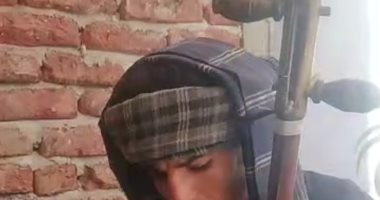 ولا أجدعها مايسترو.. محمد عازف الربابة المبهر فى شوارع قنا.. لايف
