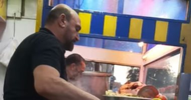 قصة كفاح "أبو هايدى" ملك الكبدة والممبار والمخ بالشرقية.. شعاره أداء الأمانة مفتاح الرزق.. جده أول من قدم الأكلة الشعبية "الكرشة" لمدينة أبو كبير.. والزبائن تأتى إليه من المحافظات المجاورة.. فيديو وصور