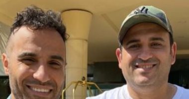 أحمد فهمى يهنئ أكرم حسنى على "مكتوب عليا".. والأخير يرد: كتف فى كتف وقلب واحد