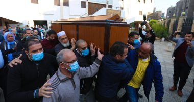 وصول جثمان الكاتب الصحفى محمود الكردوسى لمسجد آل رشدان لإقامة صلاة الجنازة
