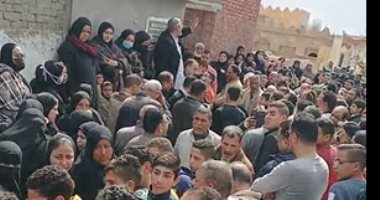 الآلاف يشيعون جثمان الممرضة "أميرة" ضحية سقوط أسانسير مستشفى السنبلاوين.. والدتها: تركت 4 أبناء والمصعد كان له طلب صيانة من 3 أشهر ولم تتم.. ومحافظ الدقهلية يعزل مدير المستشفى ويحيل المسئولين للنيابة.. فيديو