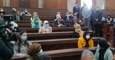وزير التعليم العالى ورئيس جامعة القاهرة يجلسان فى المدرجات مع الطلاب.. فيديو