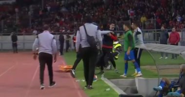 الزمالك والوداد.. مدحت عبد الهادى يعتدى على حامل الكرات وشيكابالا يعتذر.. صور