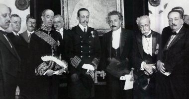 أينشتاين فى إسبانيا.. عندما صرخ بائع فى الشارع "عاش مخترع السيارة"